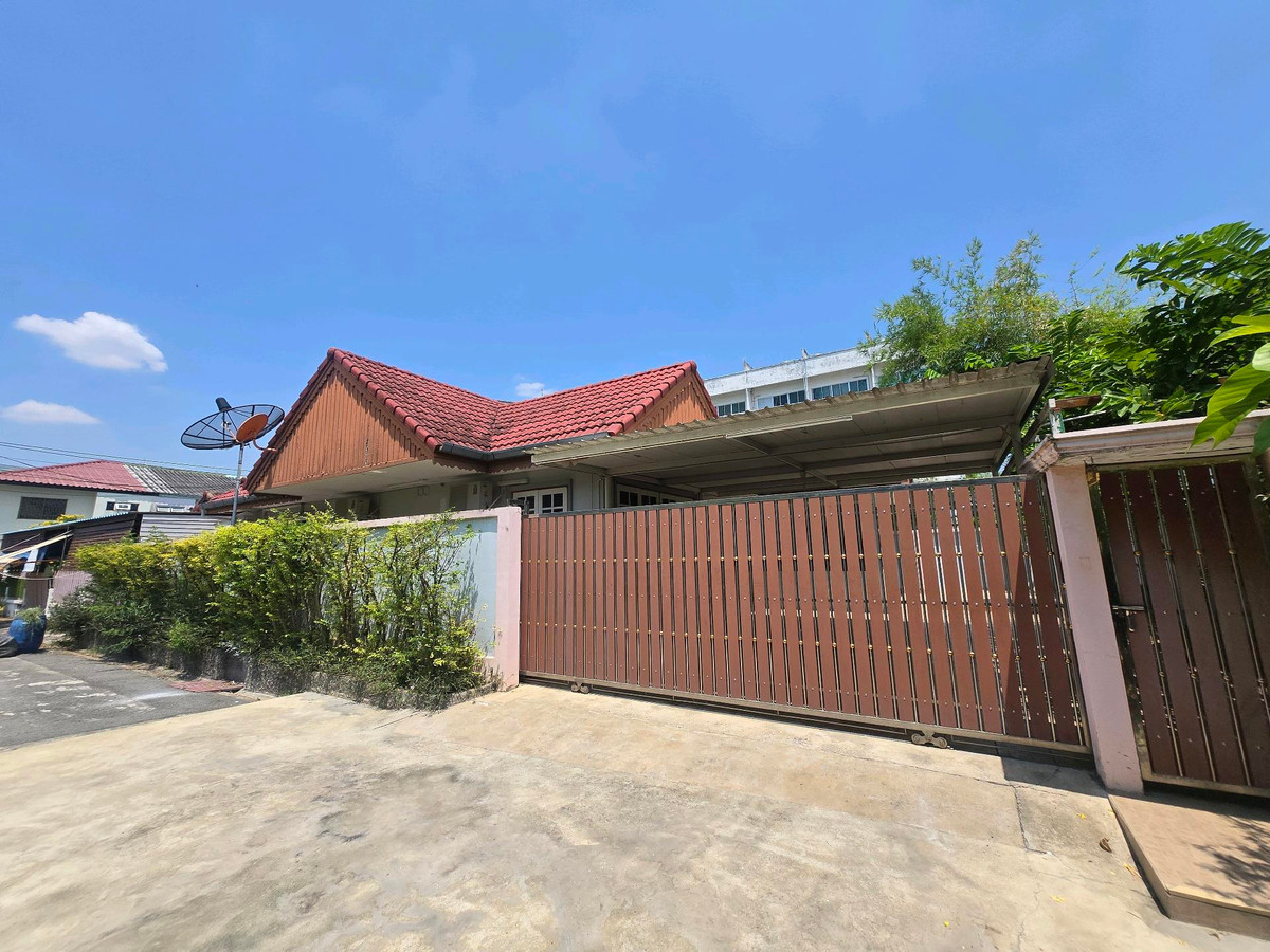 For RentHouseSamut Prakan,Samrong : House for rent, Nilubon Village.
(opposite Big C Bang Phli)