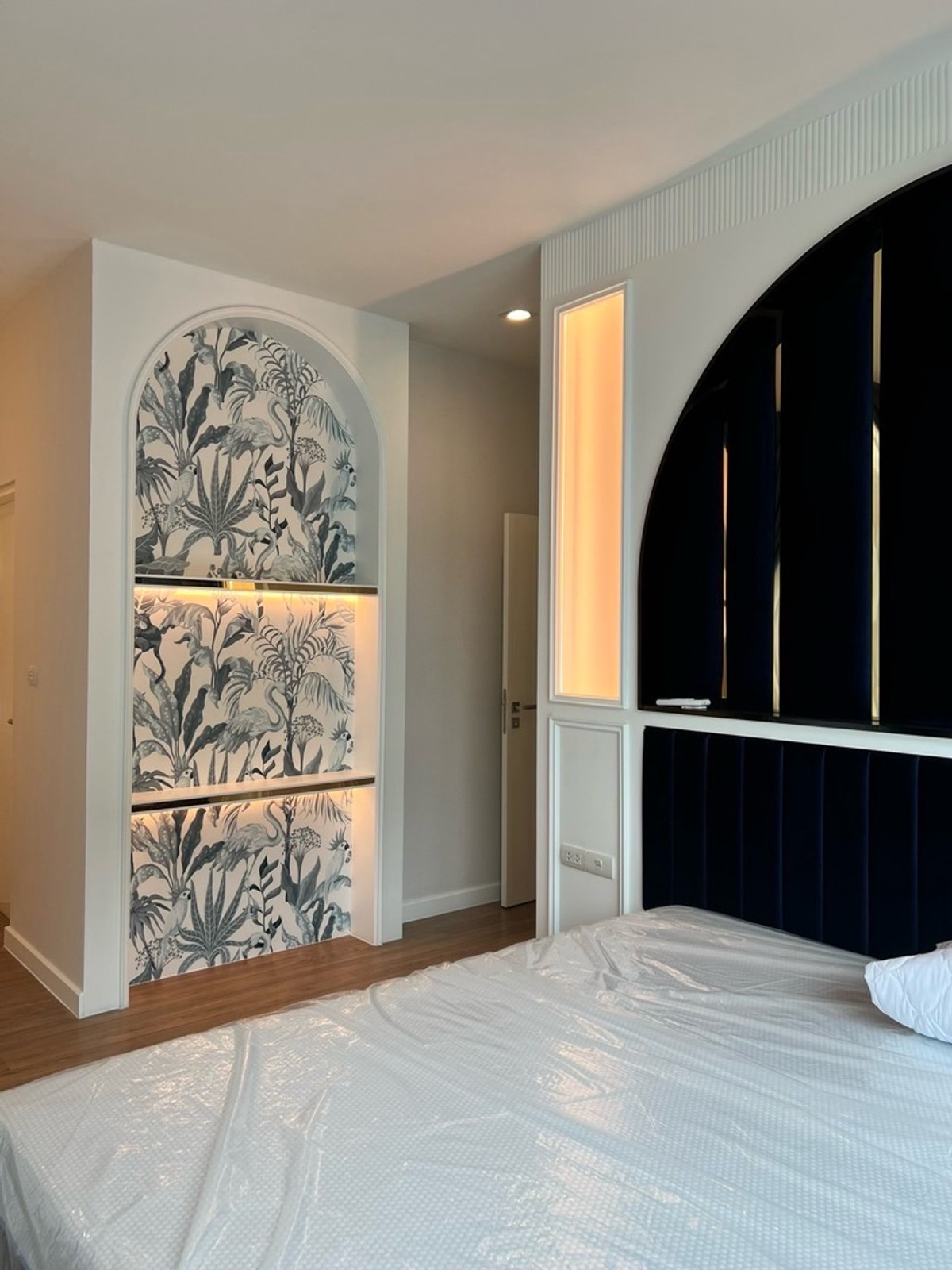 ให้เช่าเลียบทางด่วนรามอินทรา : บ้านแฝด ตกแต่งพร้อมอยู่ เช่า 110,000 บาท