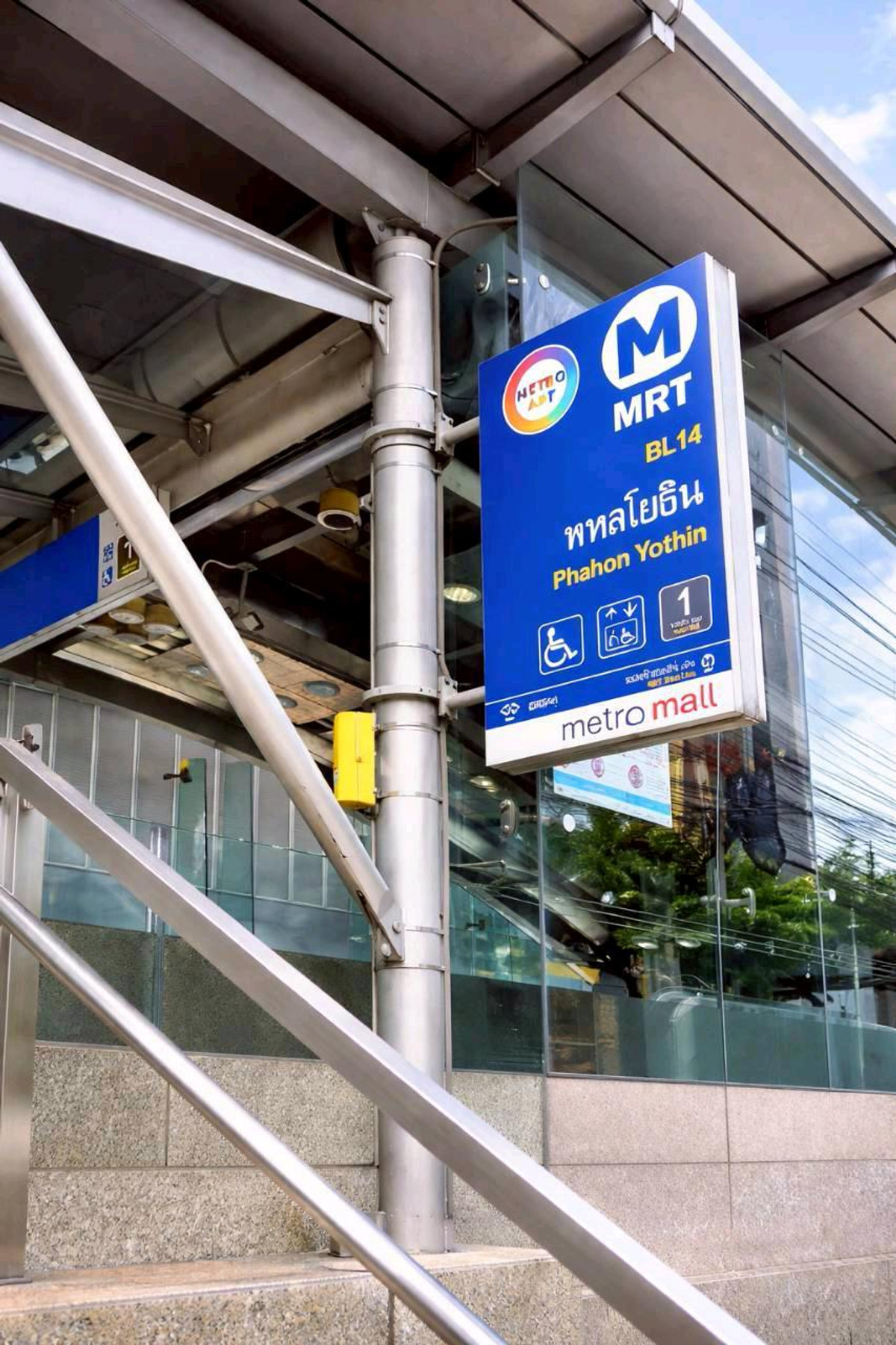 For RentShop HouseSapankwai,Jatujak : Large commercial building for rent, 2 units, 3 floors, From MRT Phaholyothin to BTS Ha Yaek Ladprao — this address connects it all.” 1 step from MRT(Phahol)
🚈 Near BTS Lat Phrao Intersection