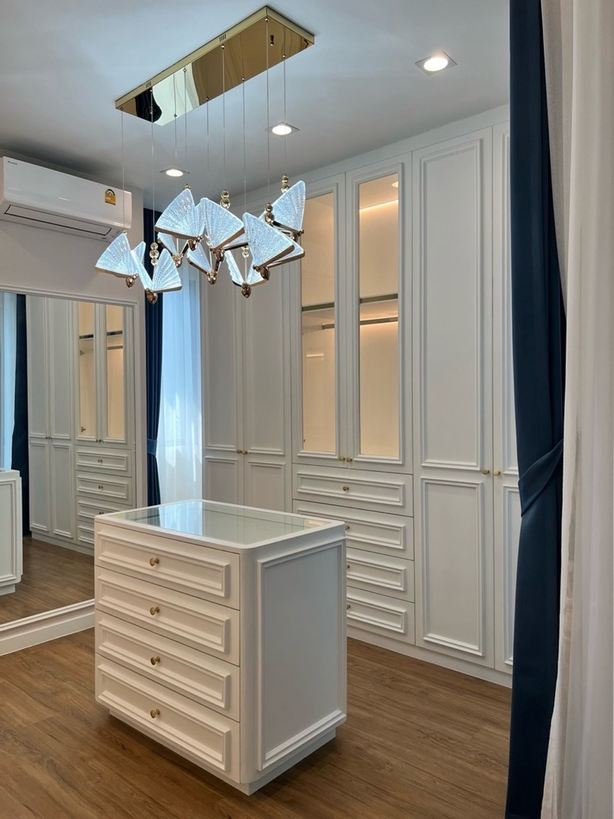 ให้เช่าเลียบทางด่วนรามอินทรา : บ้านแฝด ตกแต่งพร้อมอยู่ เช่า 110,000 บาท