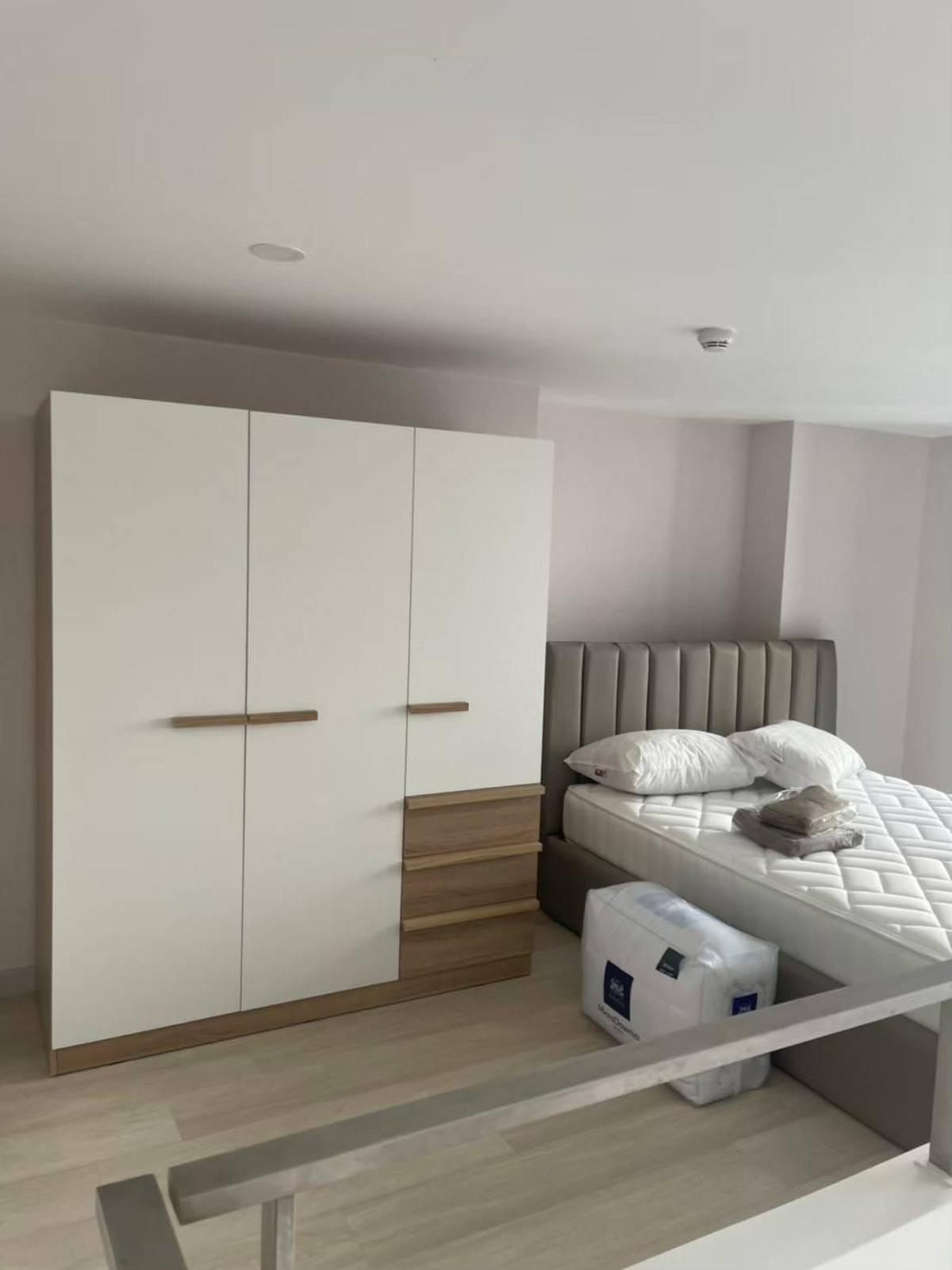 For RentCondoSathorn, Narathiwat : For rent: Knightsbridge Prime Sathorn, fully furnished, ready to move in, Duplex, corner room, 30th floor, area 44 sq m. Monthly rent 28,000 baht.