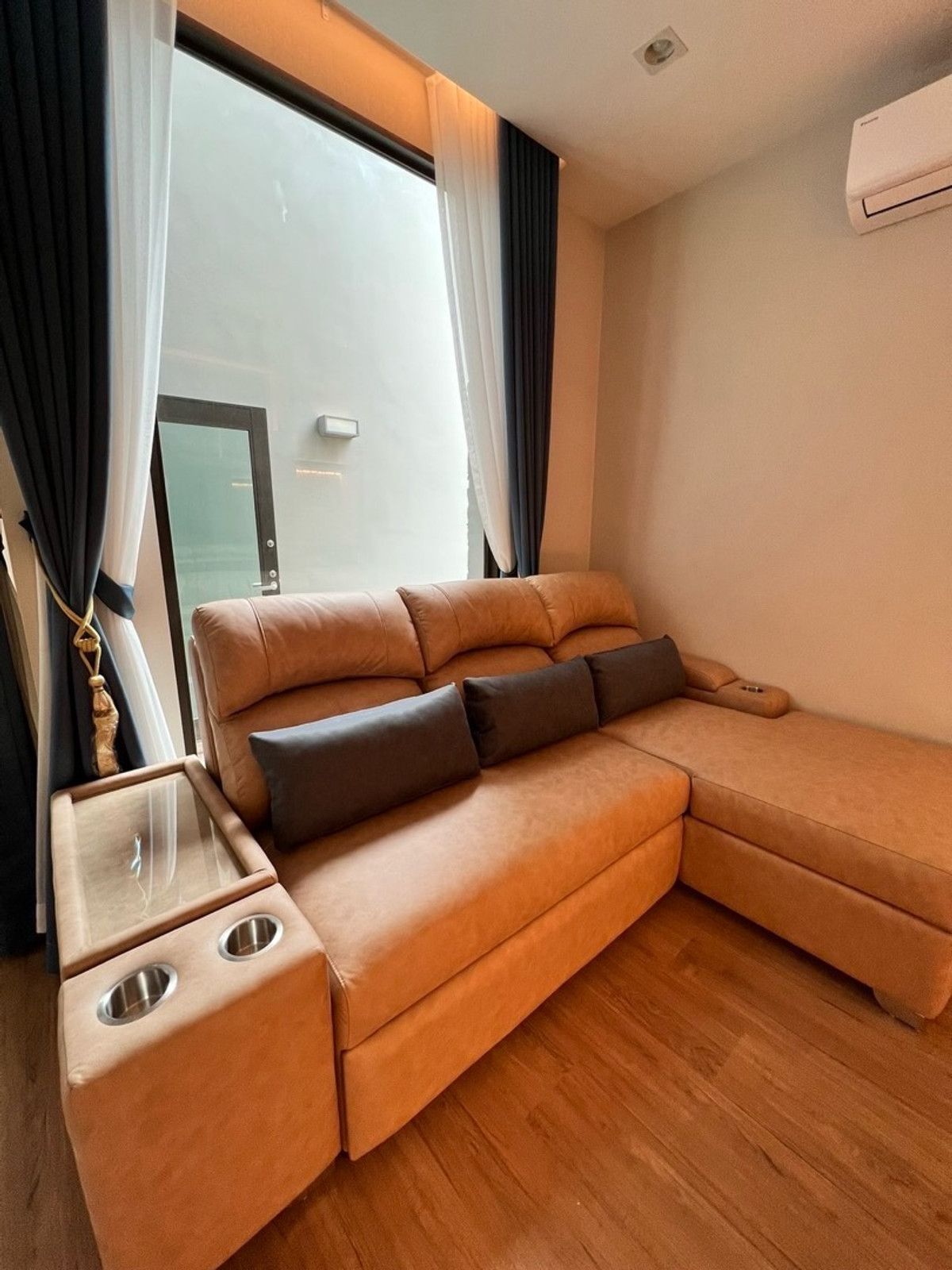 ให้เช่าเลียบทางด่วนรามอินทรา : บ้านแฝด ตกแต่งพร้อมอยู่ เช่า 110,000 บาท