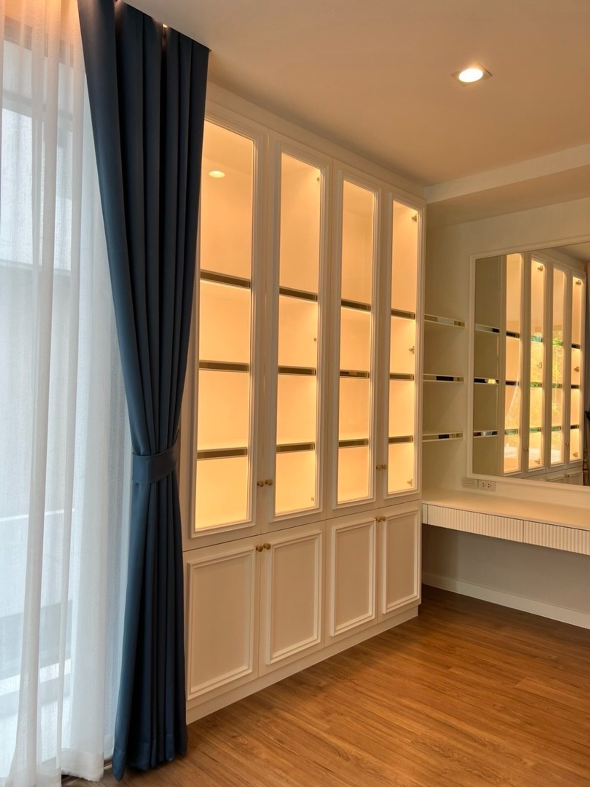 ให้เช่าเลียบทางด่วนรามอินทรา : บ้านแฝด ตกแต่งพร้อมอยู่ เช่า 110,000 บาท