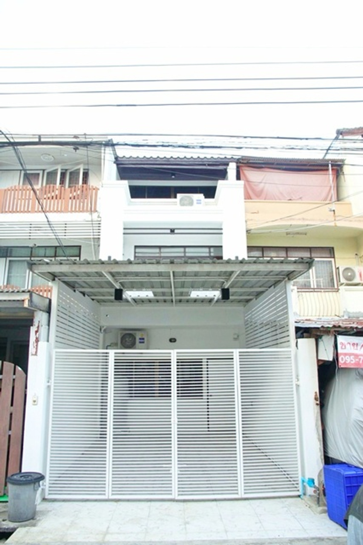 For RentTownhomeYothinpattana,CDC : Lat Phrao 107-111 Vejthani Hospital MRT BangKapi 500m. 3 story townhouse for rent 3 bed 2 bath Near