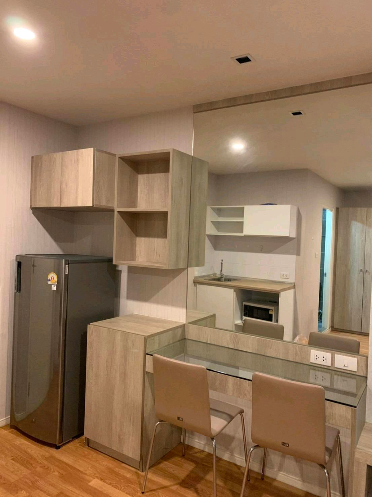 For RentCondoSamut Prakan,Samrong : ✨ Good location, convenient travel, easy to enter the city, cute price, ready to move in immediately 🚆 near BTS Bearing and BTS Samrong.