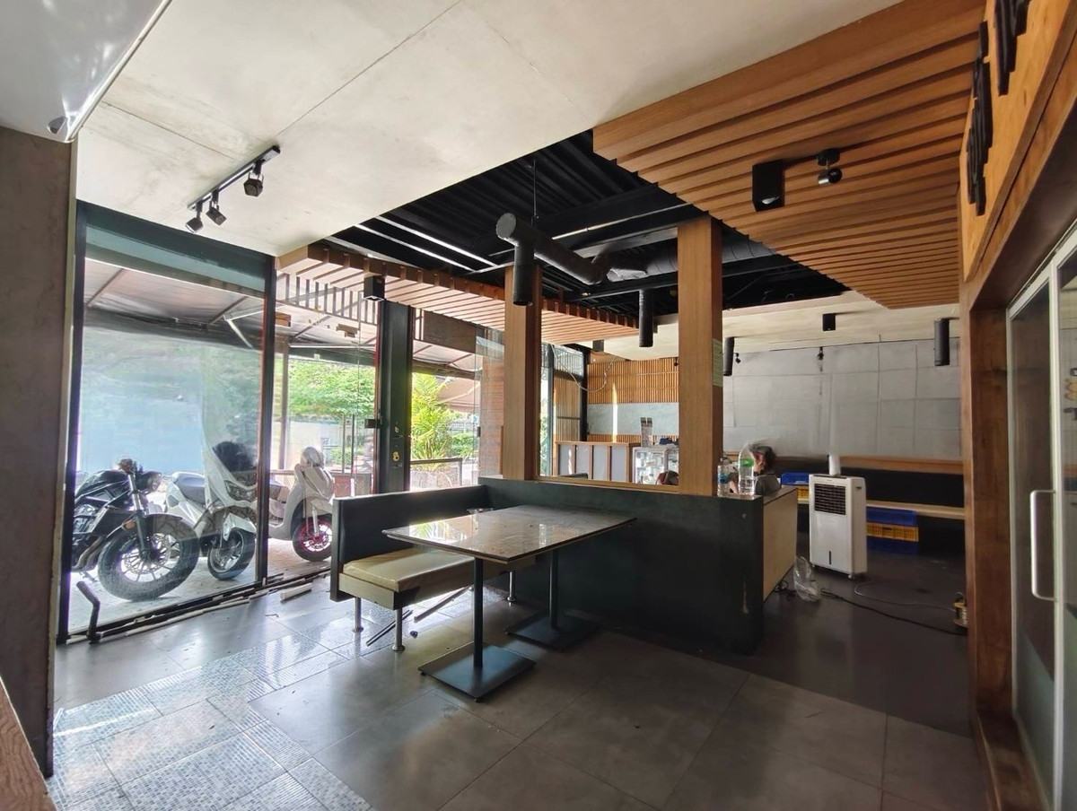 ให้เช่าร้านค้า/ตลาดนัดสุขุมวิท อโศก ทองหล่อ : พื้นที่เช่า 250 ตารางเมตร 2 ชั้น ซอยทองหล่อ สุขุมวิท 55 สำหรับ ทำธุรกิจ และ มีที่จอดรถ