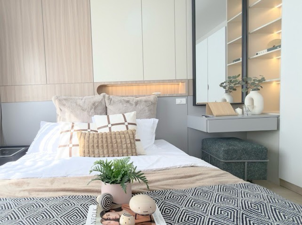 For SaleCondoBangna, Bearing, Lasalle : LP-629 Condo for sale, Lasalle Park, corner room, near BTS Bearing, 450 meters, location Bangna, Sanphawut, Lasalle, Bearing, Santikham, Ramkhamhaeng University 2, Mega Bangna, ABAC Bangna, condo next to BTS. You can walk up to the skytrain.