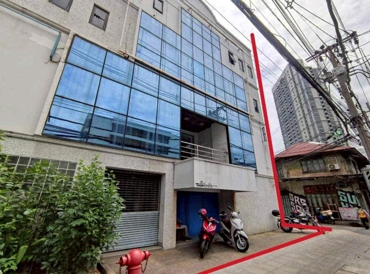 For RentShop HouseKhlongtoei, Kluaynamthai : For rent!!! Prime location, MRT Hua Lamphong, only 1 minute walk | Parking available | 2 minutes close to the expressway. Change every business to grow like a rocket!

Rama4🚀