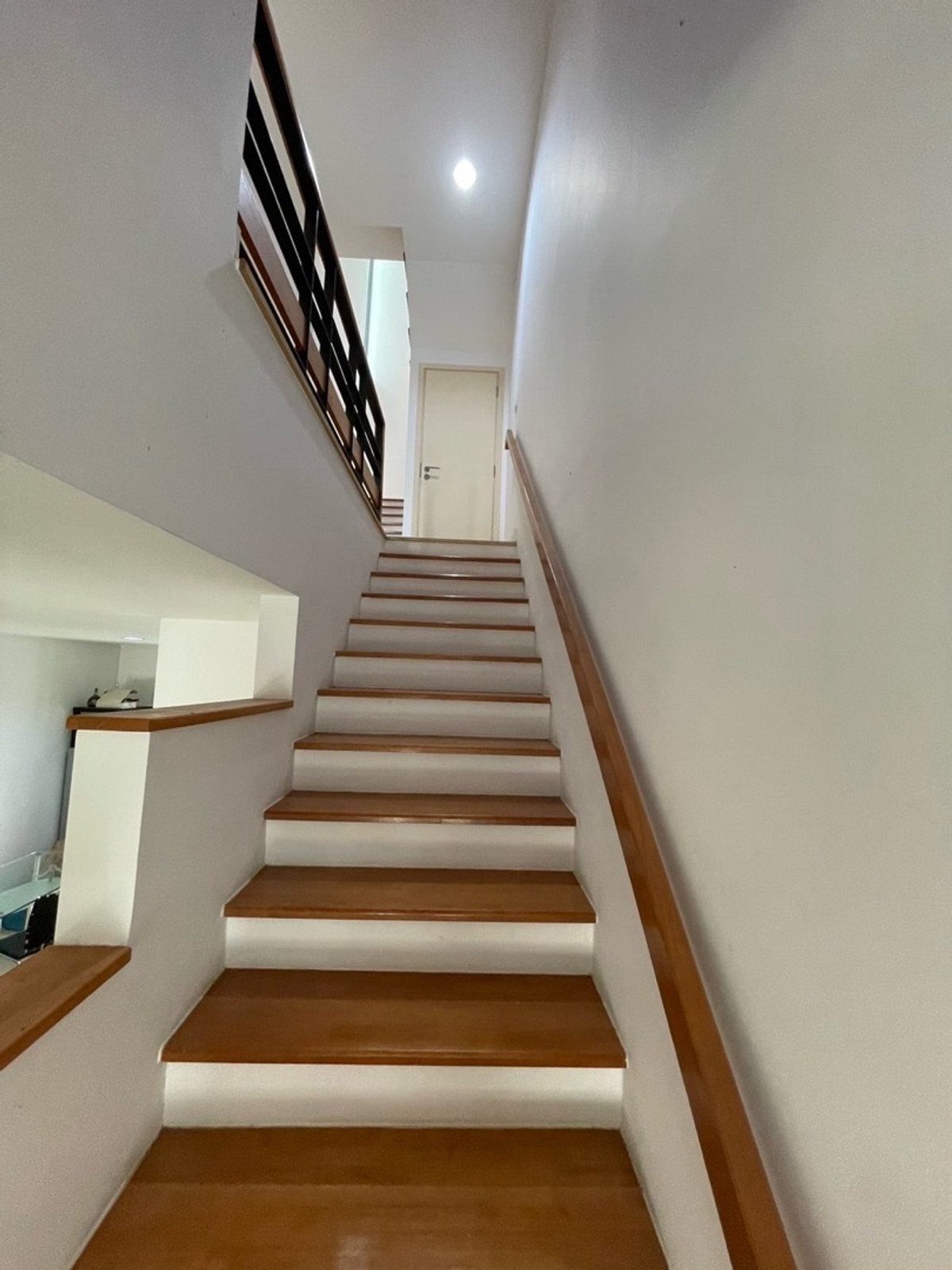 ขายทาวน์โฮมบางซื่อ วงศ์สว่าง เตาปูน : ขายทาวน์โฮม  flora  วงศ์สว่าง เฟอร์ครบ โครงการติดถนนใกล้สถานีรถไฟฟ้า