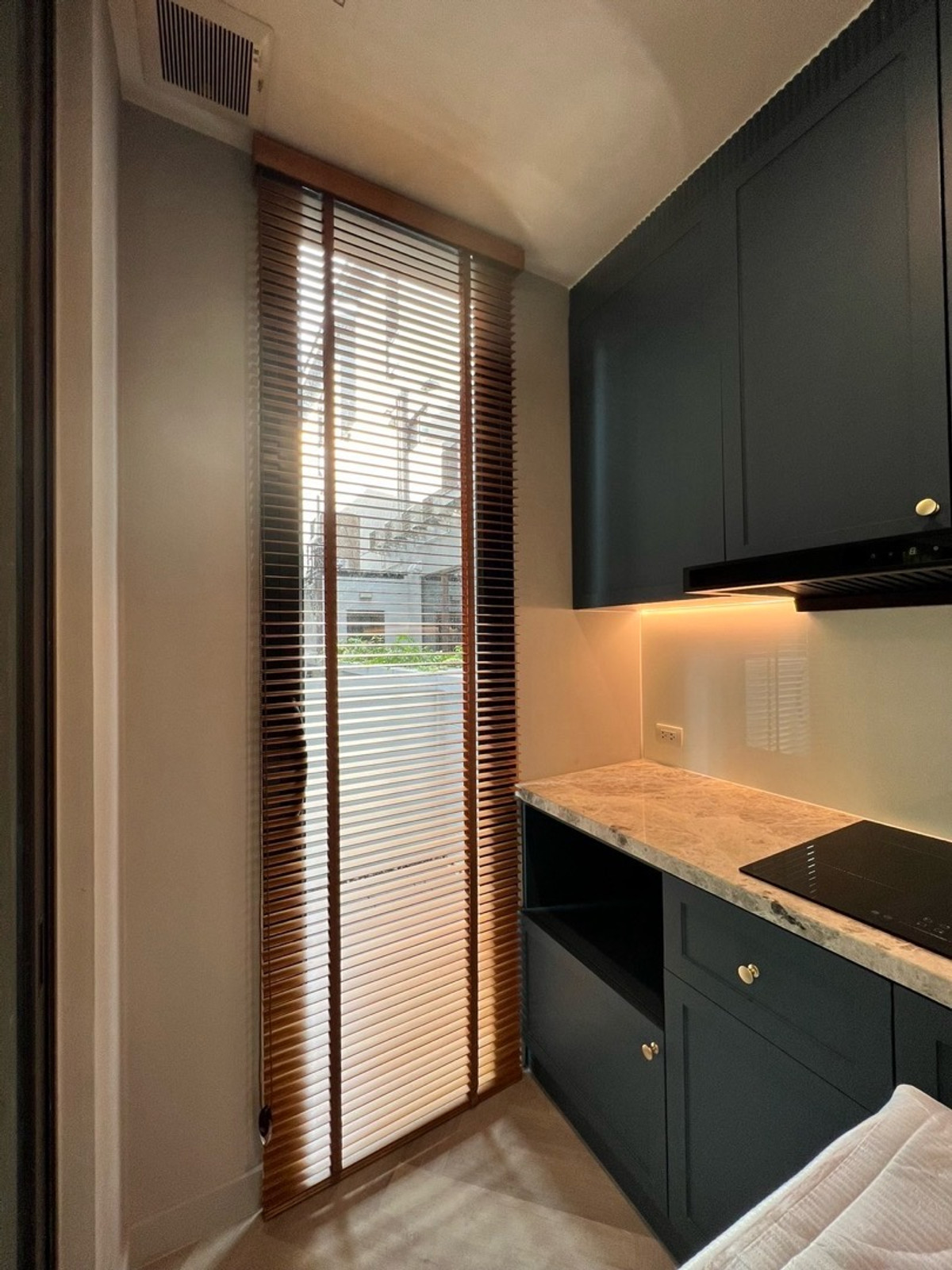 ให้เช่าเลียบทางด่วนรามอินทรา : บ้านแฝด ตกแต่งพร้อมอยู่ เช่า 110,000 บาท