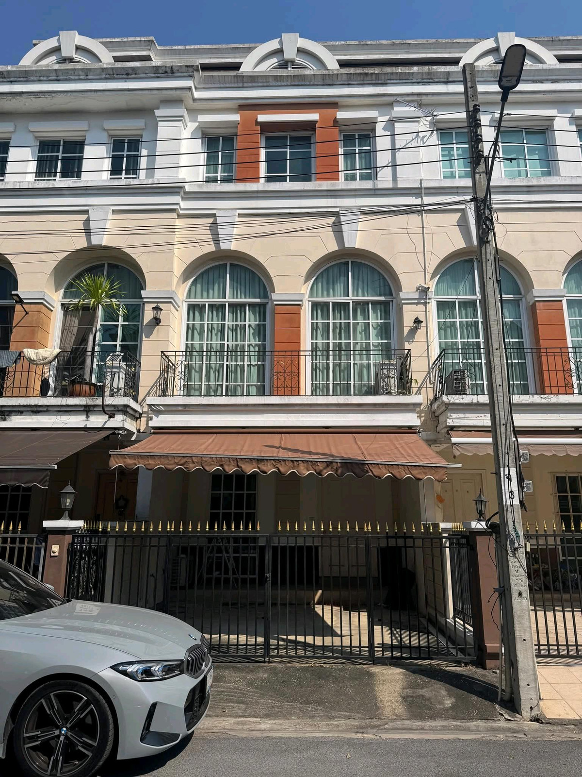 For RentTownhomeKaset Nawamin,Ladplakao : ✨ Potential location in the heart of Lat Phrao, convenient travel, near famous schools. Suitable for living or making a home office.