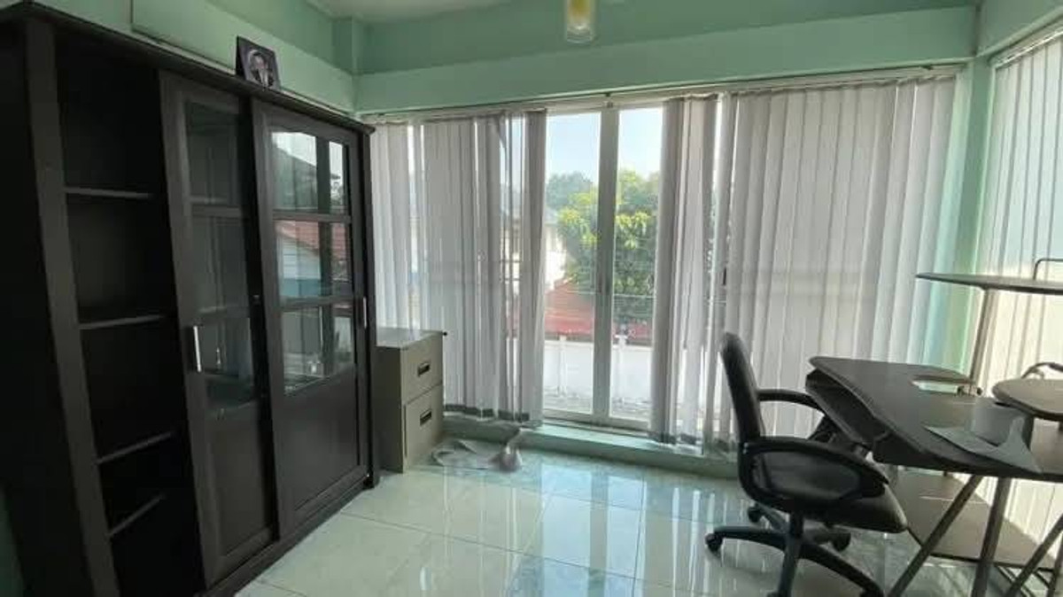 For RentHousePattanakan, Srinakarin : For rent, 2-story detached house, Soi Phatthanakan 50, parking for 6 cars, recently renovated house, good location, ready to move in, price 55,000 baht.