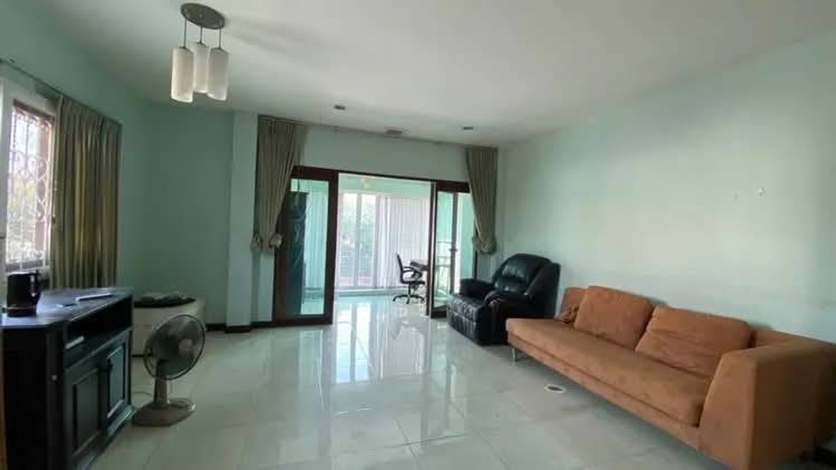 For RentHousePattanakan, Srinakarin : For rent, 2-story detached house, Soi Phatthanakan 50, parking for 6 cars, recently renovated house, good location, ready to move in, price 55,000 baht.