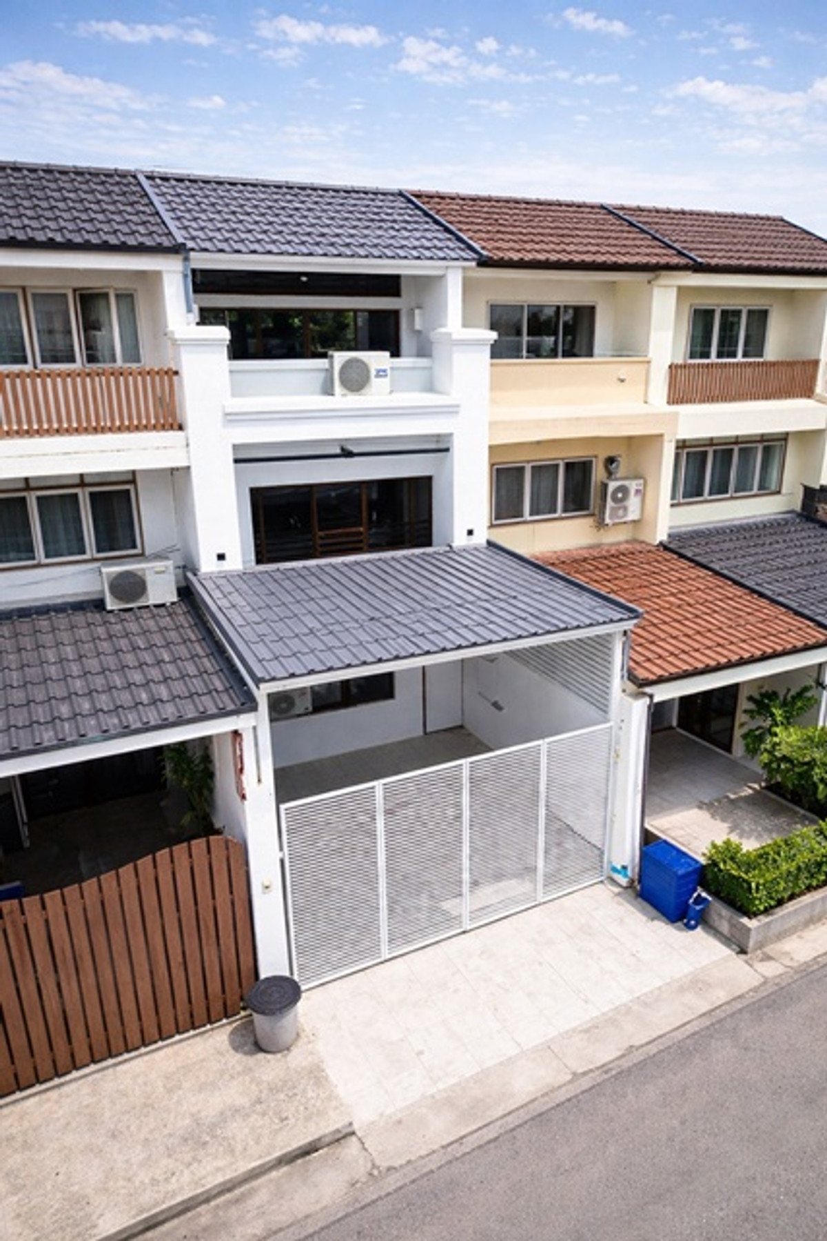 For RentTownhomeYothinpattana,CDC : MRT BangKapi 500m. 3 story townhouse for rent 3 bed Lat Phrao 107-111 Vejthani Hospital 2 bath Near