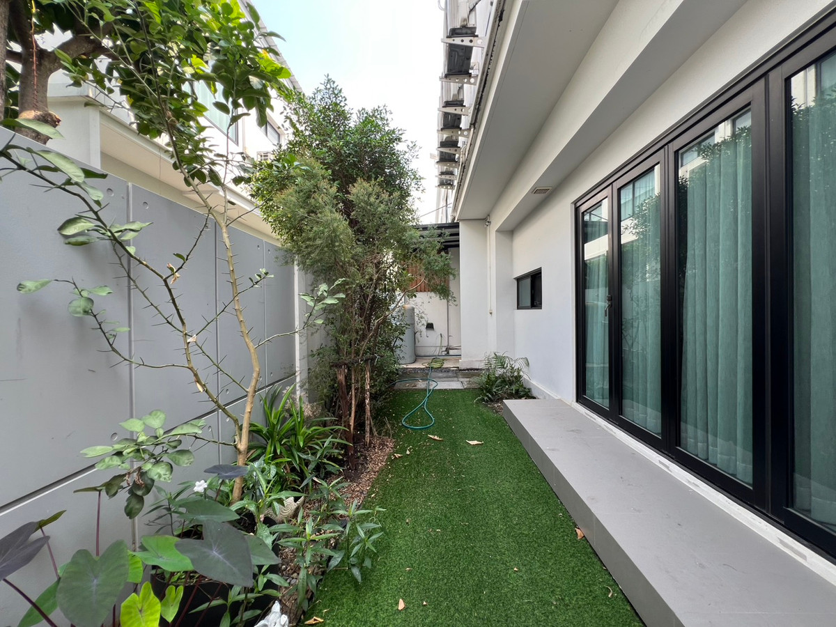 For SaleTownhomeBangna, Bearing, Lasalle : Vive Bangna KM.7 for sale, corner unit.