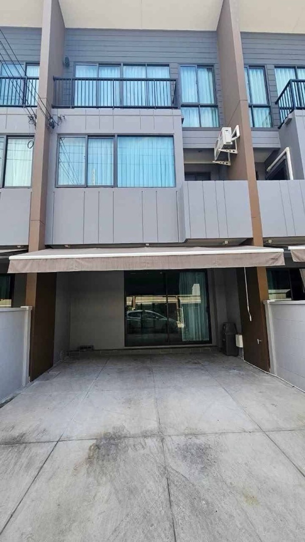 For SaleTownhomeOnnut, Udomsuk : Urgent sale!! With tenants, townhome project Baan Klang Muang Sukhumvit-On Nut On Nut 70/1, very good price 4,990,000 baht (negotiable if really interested)