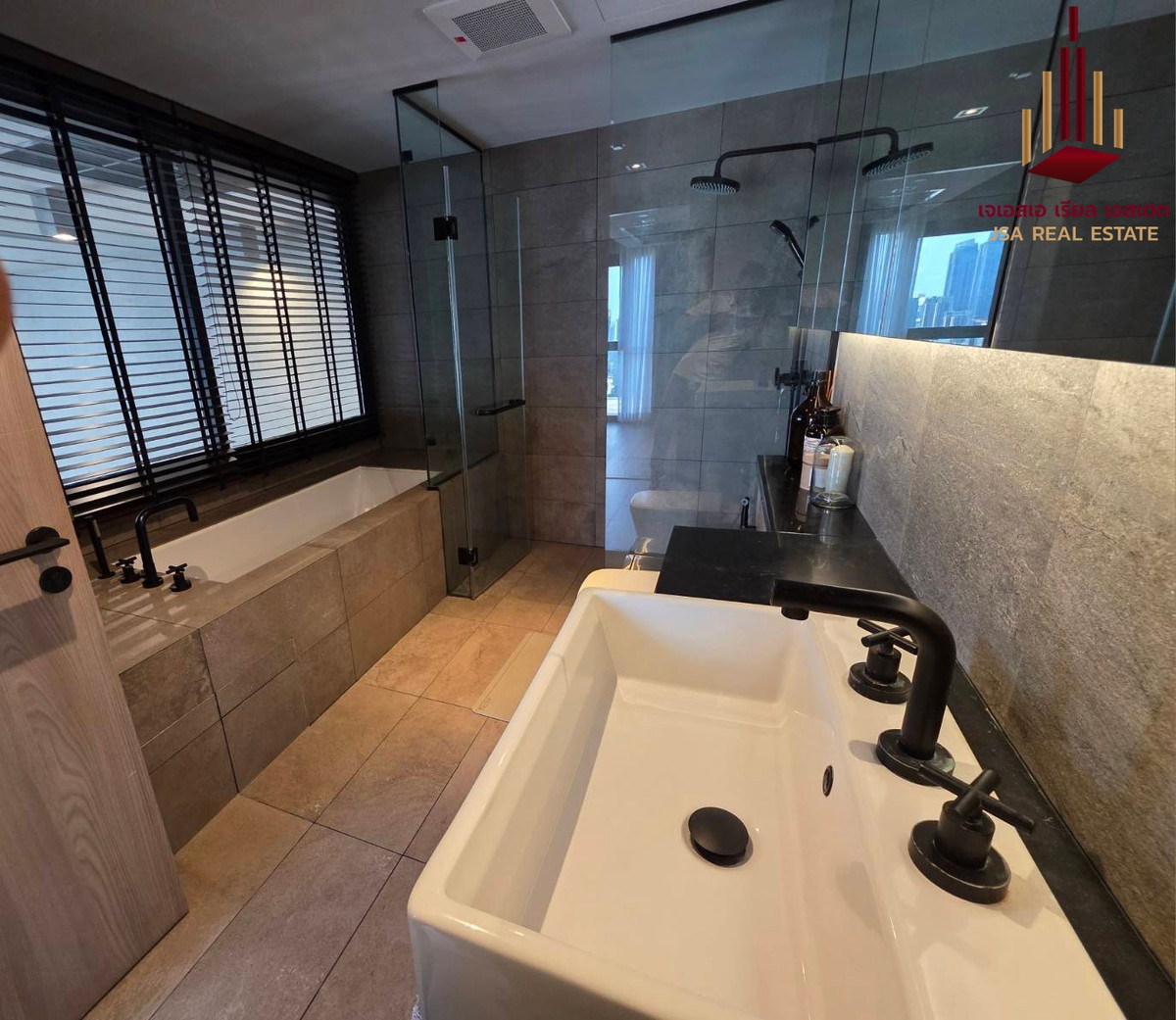 ให้เช่าคอนโดสุขุมวิท อโศก ทองหล่อ : ✨ For Rent: The Lofts Asoke Condo ✨  💰 Only 195,000 THB/month