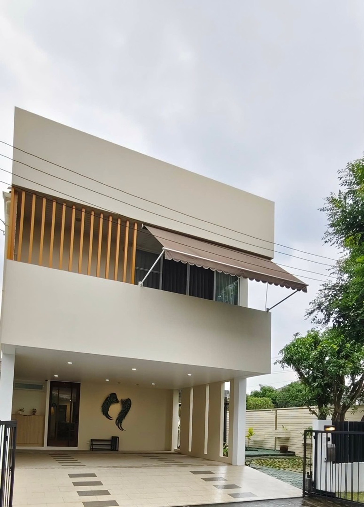 For RentHouseLadkrabang, Suwannaphum Airport : For rent, Courtyard Villa rama9, 120 square wah, 4 bedrooms, 4 bathrooms, Petfriendly, swimming pool ready.