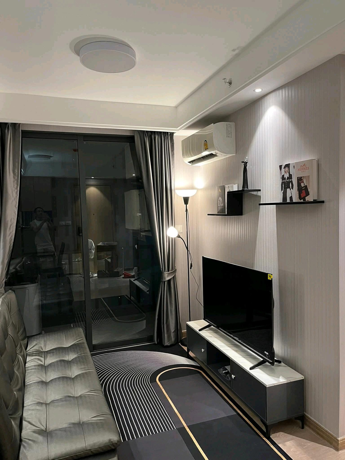 For RentCondoSathorn, Narathiwat : 🍃 Condo in a potential location In the heart of Sathorn–Narathiwat Near the business area, convenient travel, ready to move in immediately‼️