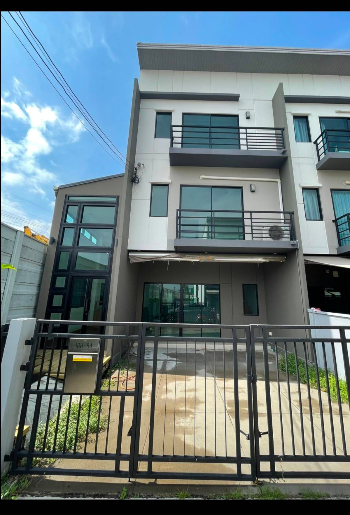 For SaleTownhomePinklao, Charansanitwong : House for sale in the middle of the city, Pinklao Charan, 27.5 sq m, corner room, added to the side and back of the house already. Contact Panat 0818328397.