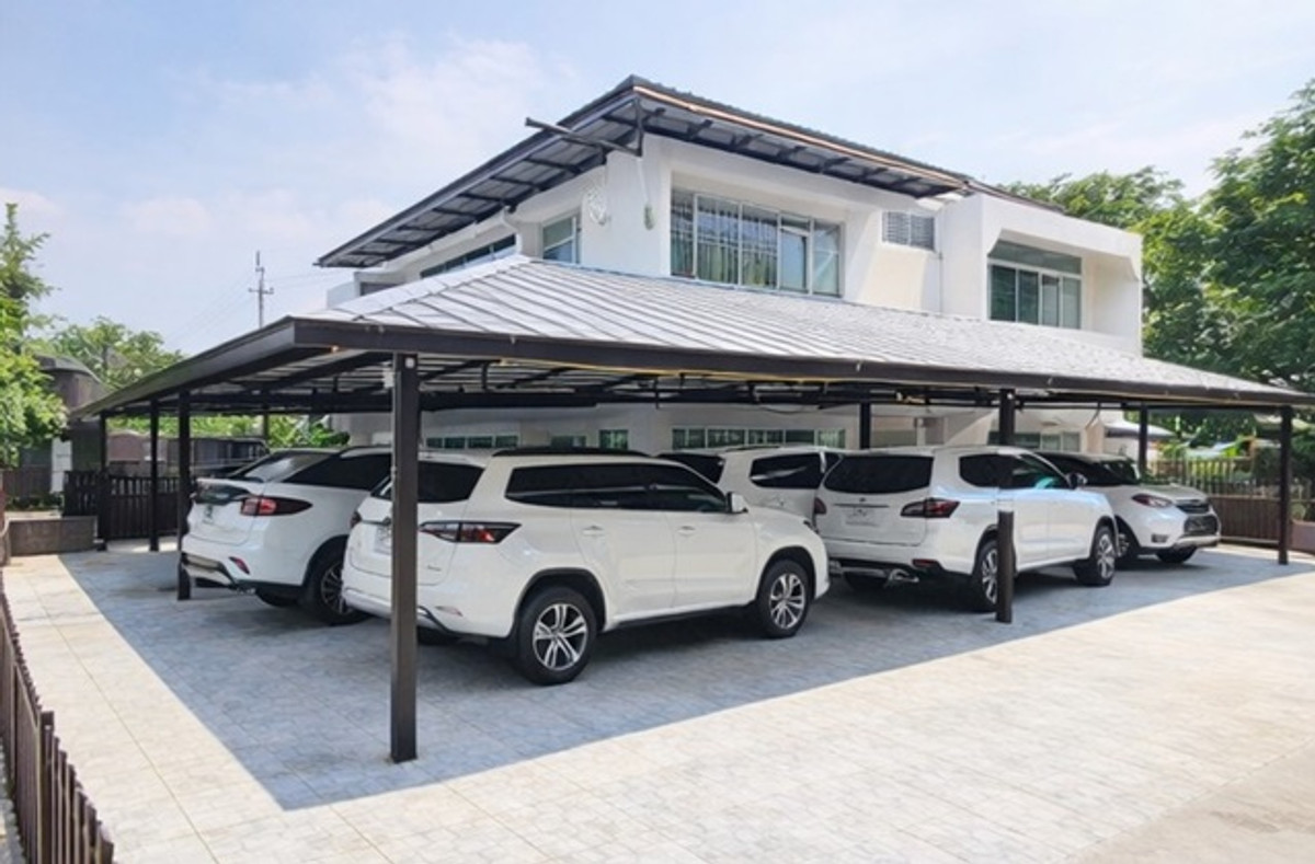 For RentHouseOnnut, Udomsuk : Parking for 4-6 cars. UdomSuk 1.7km. 2-Story Detached House 4Beds 2Baths 29,998 B-M. WachirathamSath