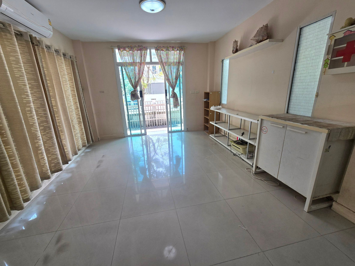 ให้เช่าบ้านลาดกระบัง สุวรรณภูมิ : ให้เช่า บ้านเดี่ยว2ชั้น  52ตรว. อยู่ถนนร่มเกล้า- เลียบมอเตอร์เวย์   ใกล้สนามบินสุวรรณภูมิ