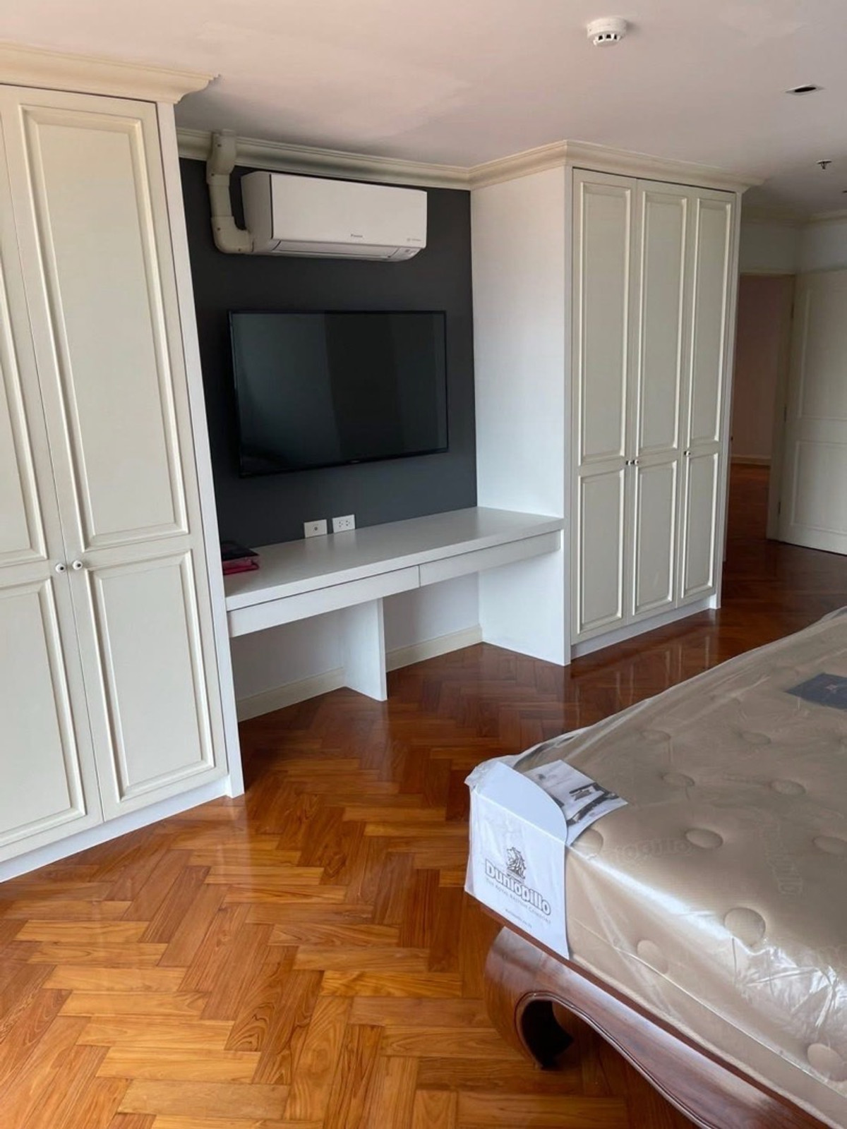 For RentCondoSukhumvit, Asoke, Thonglor : For rent: Serene Place Condominium, Sukhumvit 24, large room 109 sq m, corner room, real teak floors, near BTS Phrom Phong.