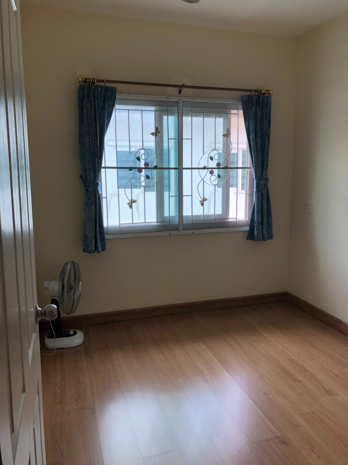 ให้เช่าทาวน์โฮมพระราม 5 ราชพฤกษ์ บางกรวย : โกลเด้น ซิตี้ ปิ่นเกล้า - จรัญสนิทวงศ์ / 5 ห้องนอน (เช่า), Golden City Pinklao - Charansanitwong / 5 Bedrooms (FOR RENT) BALL264