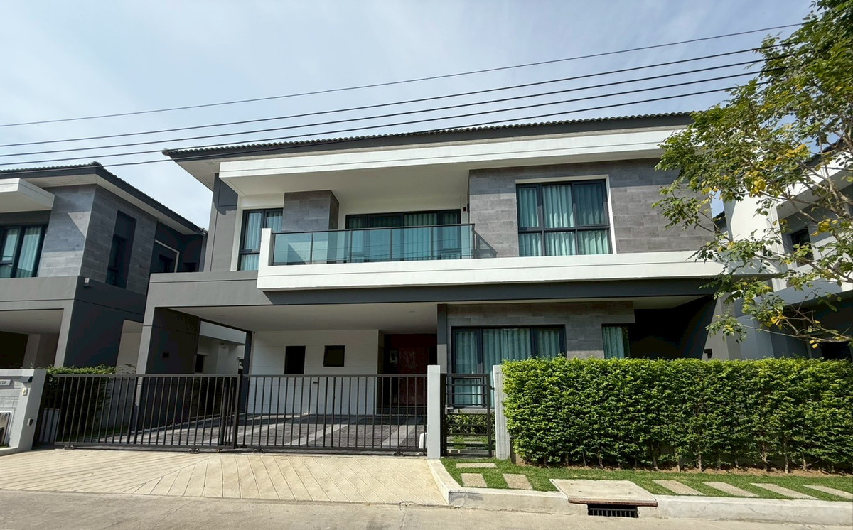 For RentHouseBangna, Bearing, Lasalle : 🏡✨ Luxurious detached house for rent, The City Bangna, fully furnished, ready to move in, potential location near Mega Bangna. Spacious living space 🛋️ Double Volume living room, airy, open, luxurious.