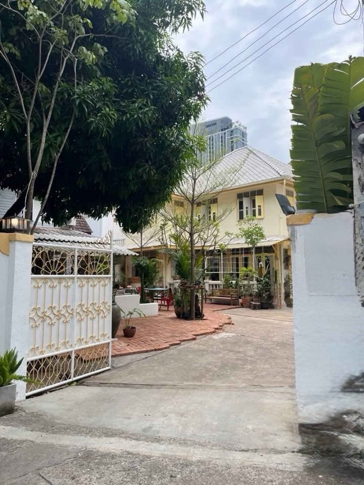 For RentShop HouseSilom, Saladaeng, Bangrak : Silom CBD Commercial House 600 sq.m Takeover 3,190,000 Baht Below Cost
