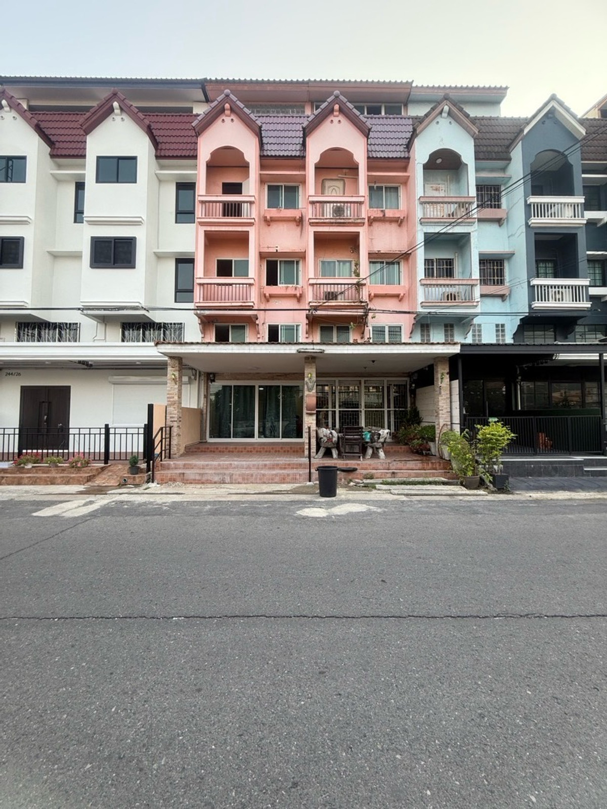 For RentShop HouseVipawadee, Don Mueang, Lak Si : 🔥 5-story building for rent, Vibhavadi 43, near the main road, can enter and exit in 2 ways.