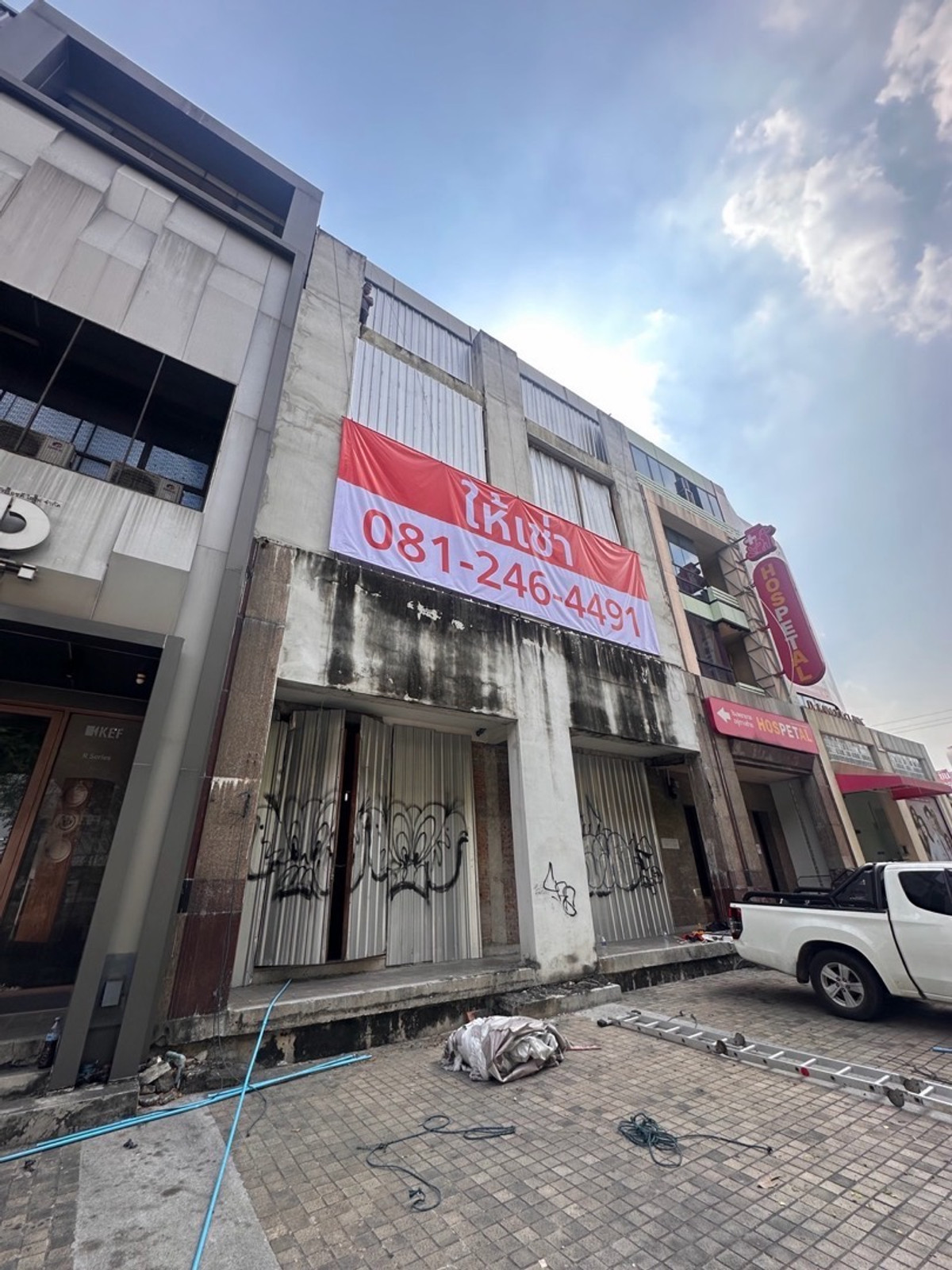 For RentShop HouseRama9, Petchburi, RCA : Commercial building for rent near The Nine Rama 9.