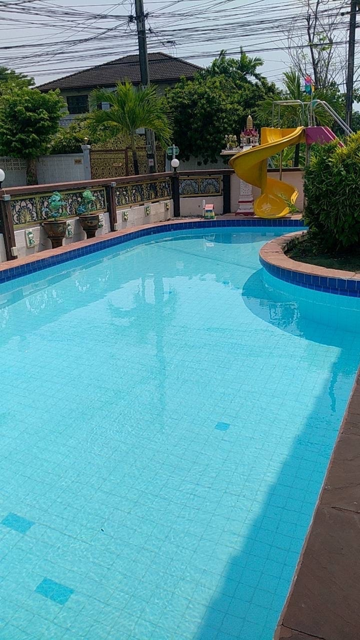 For RentHouseMin Buri, Romklao : Single house for rent with swimming pool, 2 floors, area 90 square meters, 6 bedrooms, 5 bathrooms, air conditioning, fully furnished, Ramkhamhaeng Road, Saphan Sung District, rental price 42,000 baht/mo.