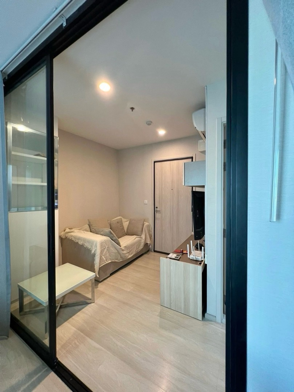 ให้เช่าคอนโดพระราม 9 เพชรบุรีตัดใหม่ RCA : 📍โครงการ : Life Asoke (ไลฟ์ อโศก)
🚝 ใกล้ : MRT เพชรบุรี 300 เมตร
💵 ราคาเช่า : 20,000 บาท / เดือน