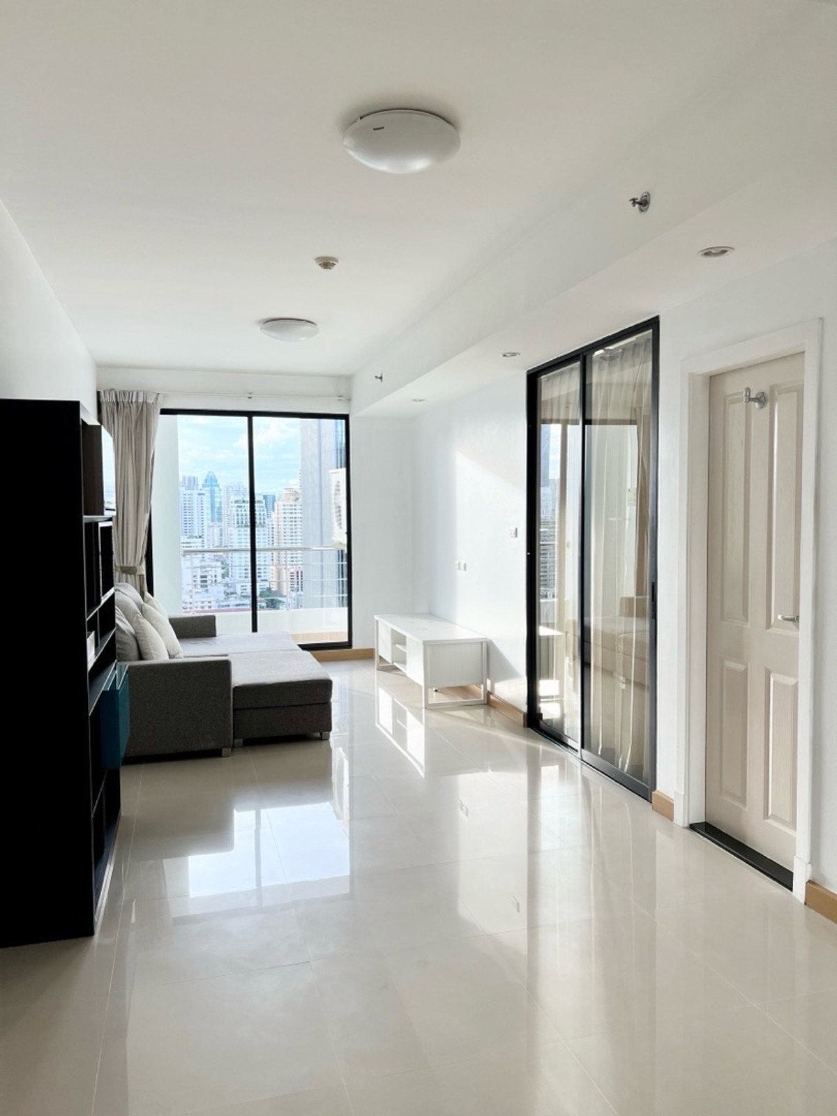 ให้เช่าคอนโด : Supalai Premier Place Asoke For Rent: Spacious room with a large usable area.