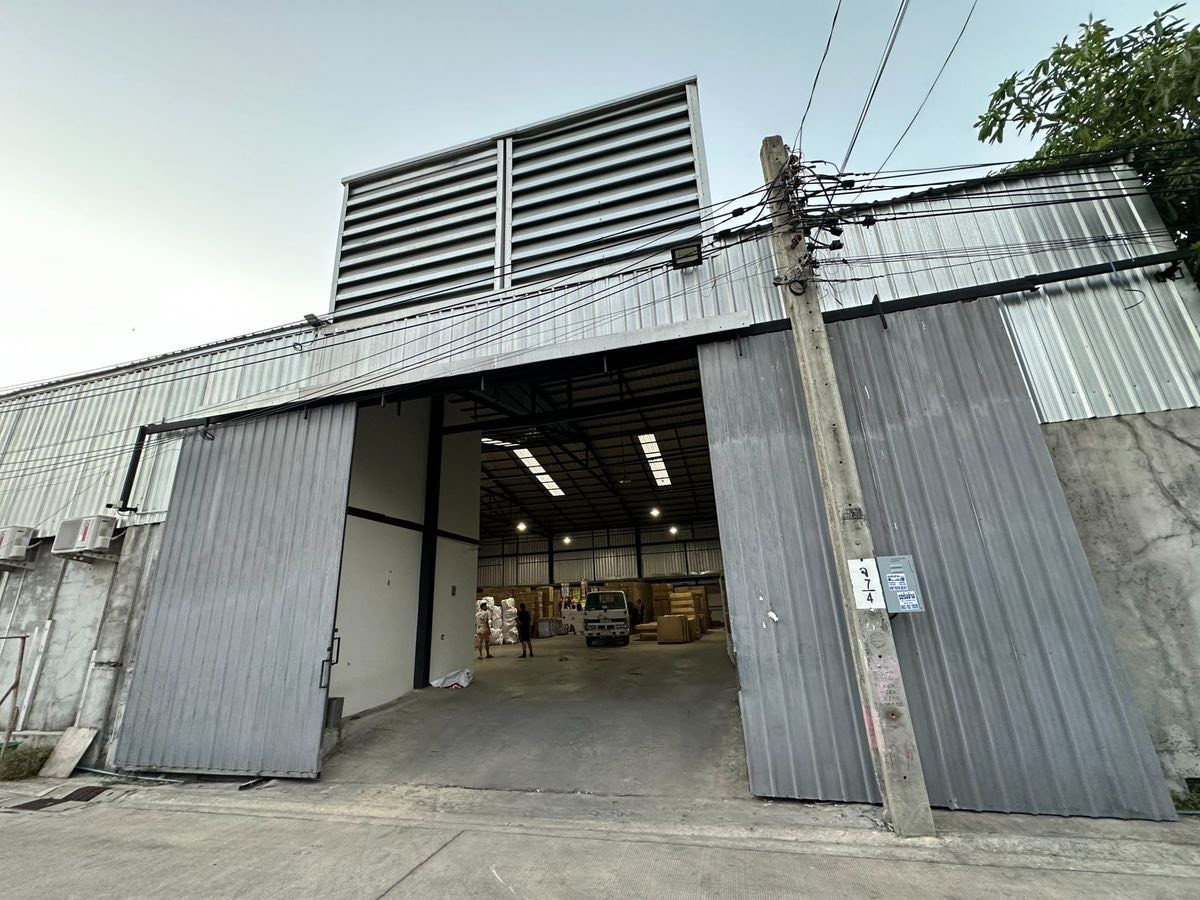 For RentWarehouseKaset Nawamin,Ladplakao : Warehouse for rent with office, Soi Nuanchan 21, suitable for distribution warehouse. Small factory, office (N.1994)