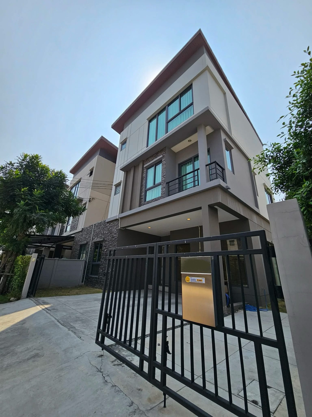 For RentHousePattanakan, Srinakarin : 3-story luxury house for rent, Baan Klang Muang THE EDITION Rama 9–Krungthep Kreetha Near Suvarnabhumi Airport