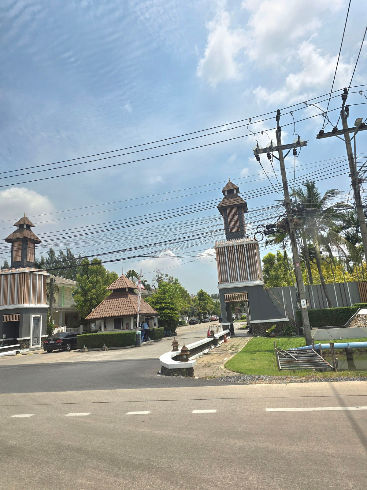 ให้เช่าบ้านลาดกระบัง สุวรรณภูมิ : ให้เช่า บ้านเดี่ยว2ชั้น  52ตรว. อยู่ถนนร่มเกล้า- เลียบมอเตอร์เวย์   ใกล้สนามบินสุวรรณภูมิ