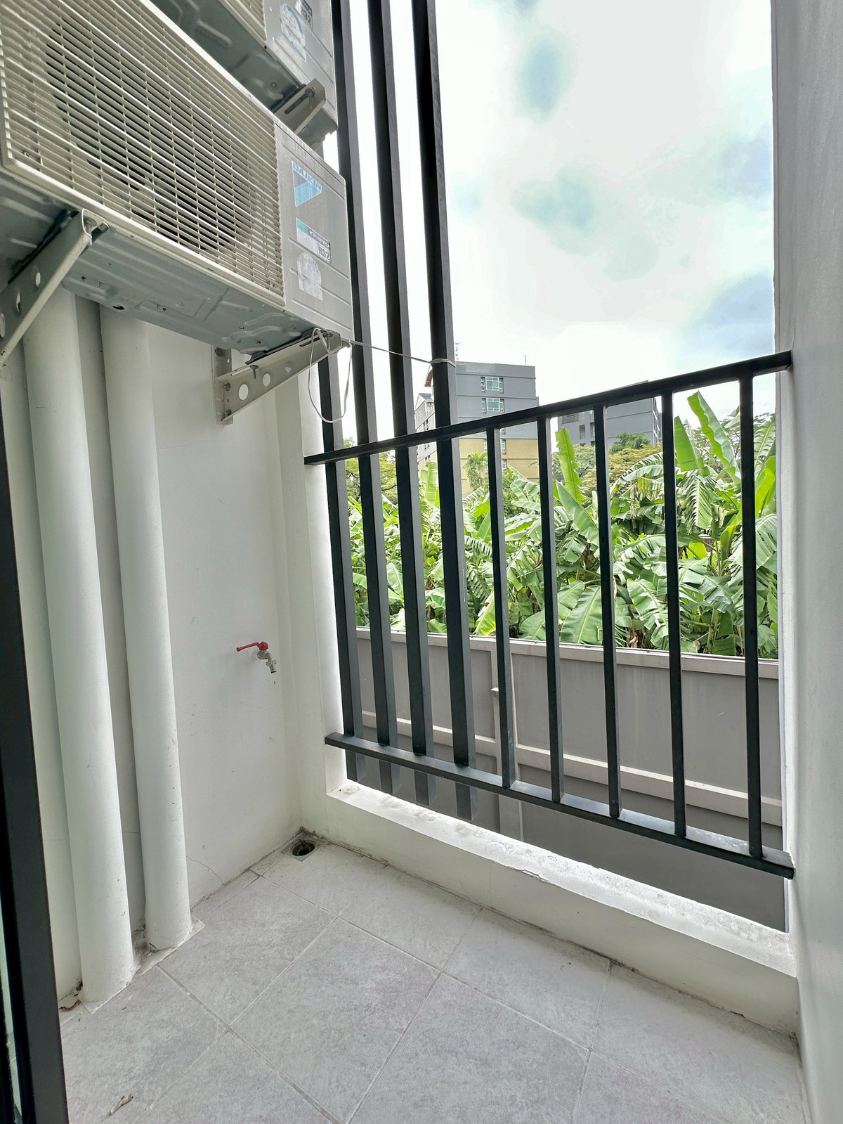 For RentCondoRatchadapisek, Huaikwang, Suttisan : Low-rise condo with a beautiful unit, comfortable to live in, and a peaceful atmosphere