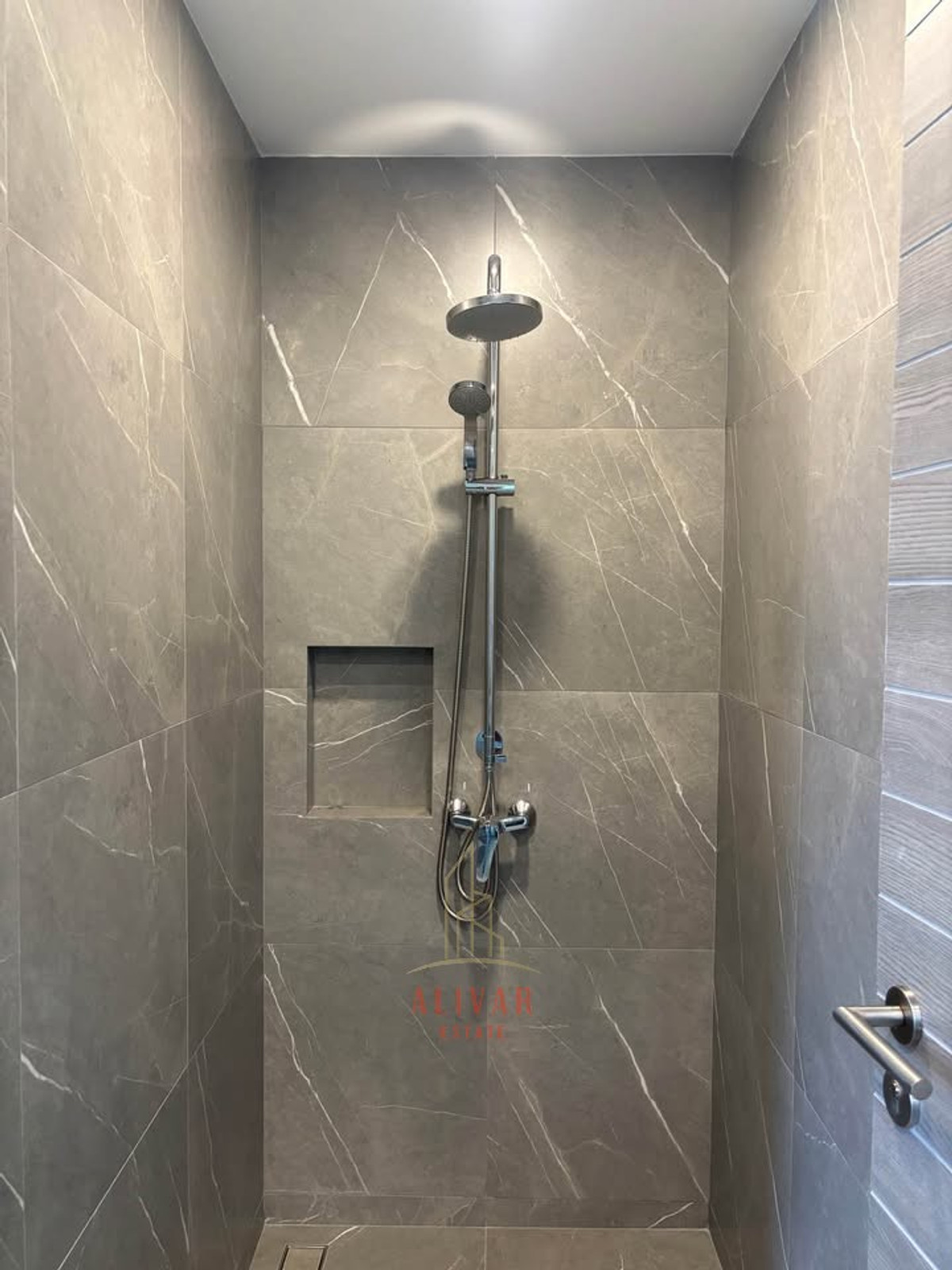 Home OfficeOnnut, Udomsuk : RH023726 for sale/rent, home office, 3.5 floors, 4 bedrooms, with private elevator at MYST Onnut-Srinakarin, near MRT Yellow Line, Sri Nut Station, only 450 m.