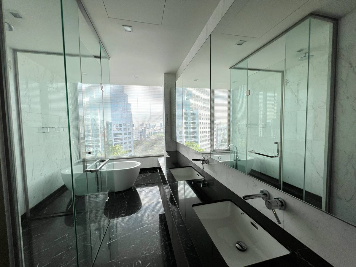 For RentCondoSilom, Saladaeng, Bangrak : Saladaeng One / Rare Item 3 Bed park view ready to move in. / 3 bed 224 sq.m.Tel. 0937890899