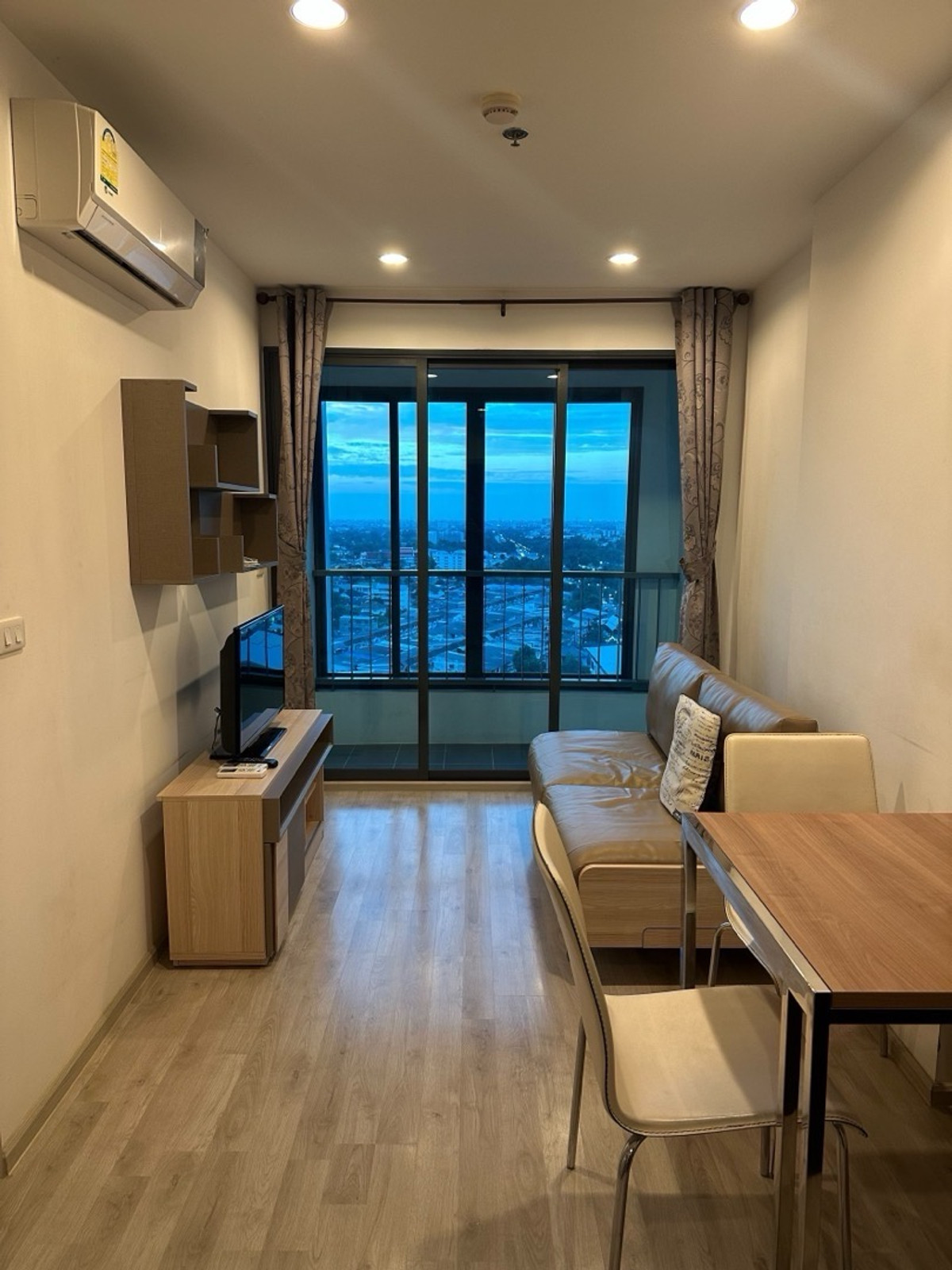 ให้เช่าคอนโดปิ่นเกล้า จรัญสนิทวงศ์ : 💙@condocurator 💙 IDEO Mobi Charan - Interchange มีเครื่องซักผ้า พร้อมเข้าอยู่ 31 มีนาคม 69 [PM2351] 