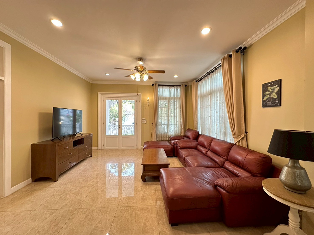 For RentHouseBangna, Bearing, Lasalle : Luxurious house ready to be located next to the road, convenient to travel.