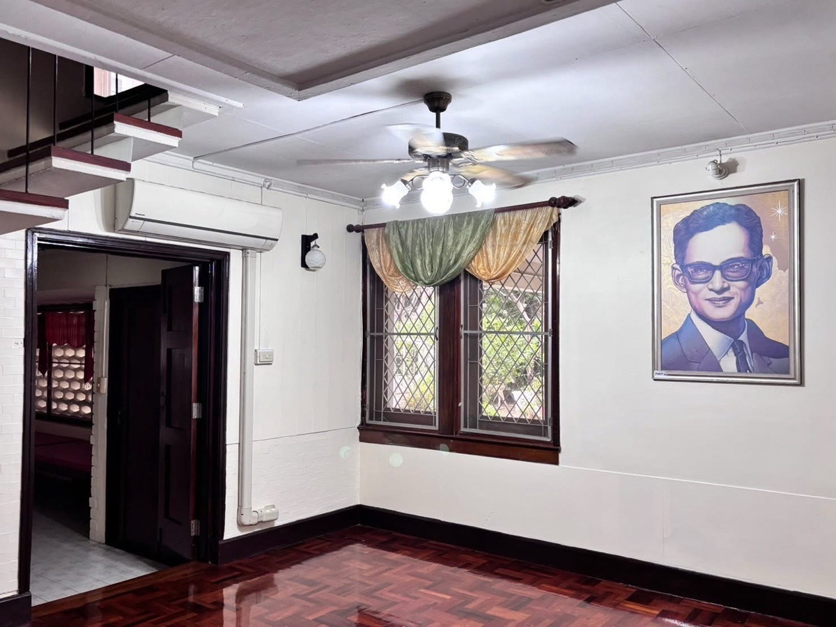 For RentHome OfficeAri,Anusaowaree : Baan Phahonyothin 5, Soi Ratchakru, for rent near BTS Ari, 400 sq m, has garden space, some furniture, suitable for a home office, 7 work rooms.