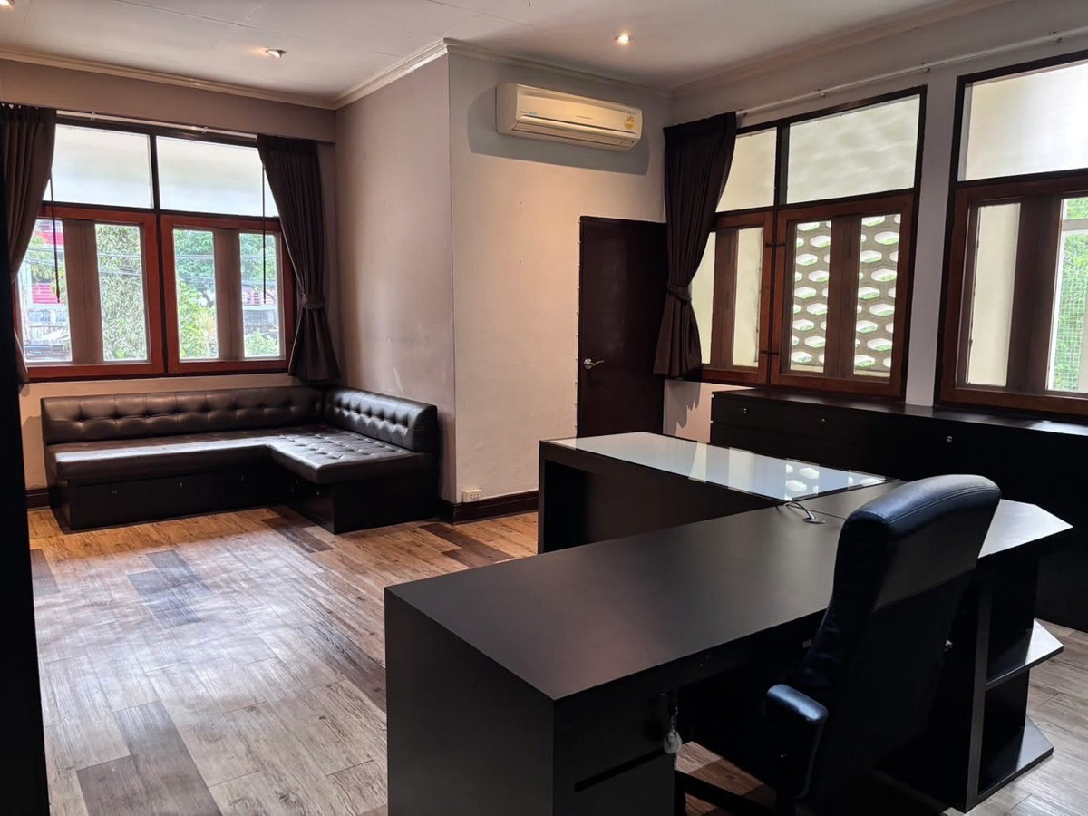 For RentHome OfficeAri,Anusaowaree : Baan Phahonyothin 5, Soi Ratchakru, for rent near BTS Ari, 400 sq m, has garden space, some furniture, suitable for a home office, 7 work rooms.