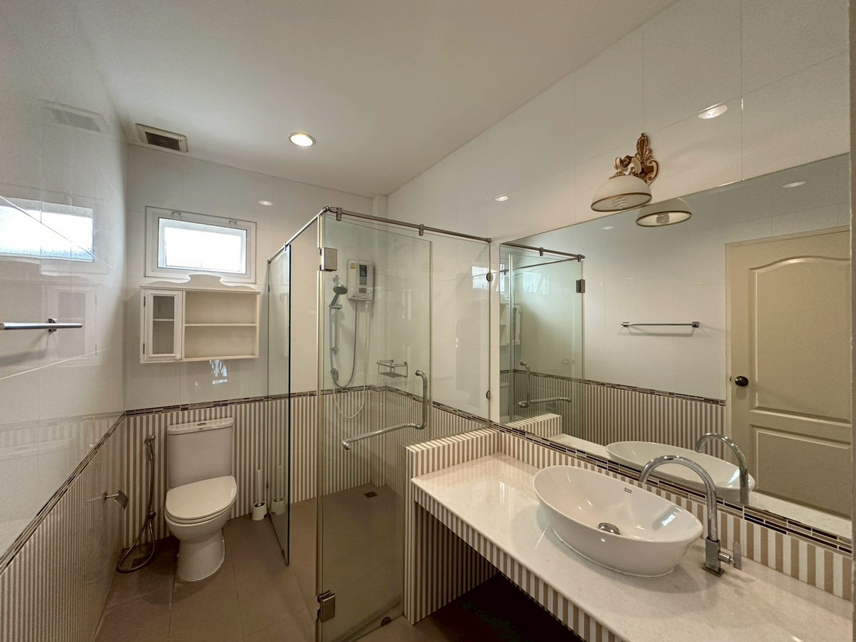 For RentHouseBangna, Bearing, Lasalle : ✨Luxury house for rent 3 floors, next to Srinakarin Road, 5 bedrooms, fully furnished, near the mall, near BTS Sri Udom, convenient travel, ready to move in.