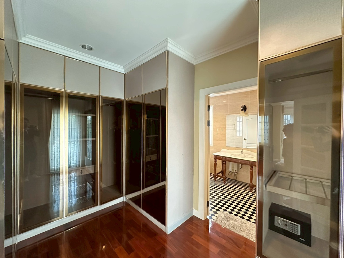 For RentHouseBangna, Bearing, Lasalle : ✨Luxury house for rent 3 floors, next to Srinakarin Road, 5 bedrooms, fully furnished, near the mall, near BTS Sri Udom, convenient travel, ready to move in.