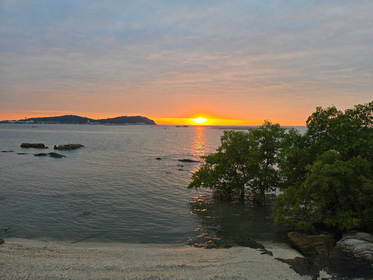 For SaleHousePattaya, Bangsaen, Chonburi : Luxury Beachfront Pool Villa for Sale – Ang Sila, Chonburi