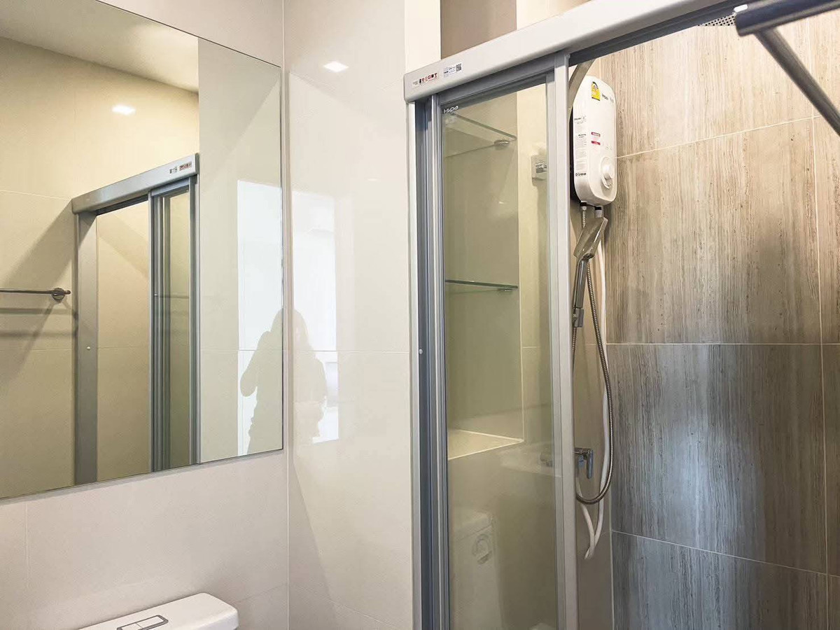 For RentCondoPattanakan, Srinakarin : Condo for rent, Hua Mak Interchange location. Can walk to the skytrain, fully furnished.