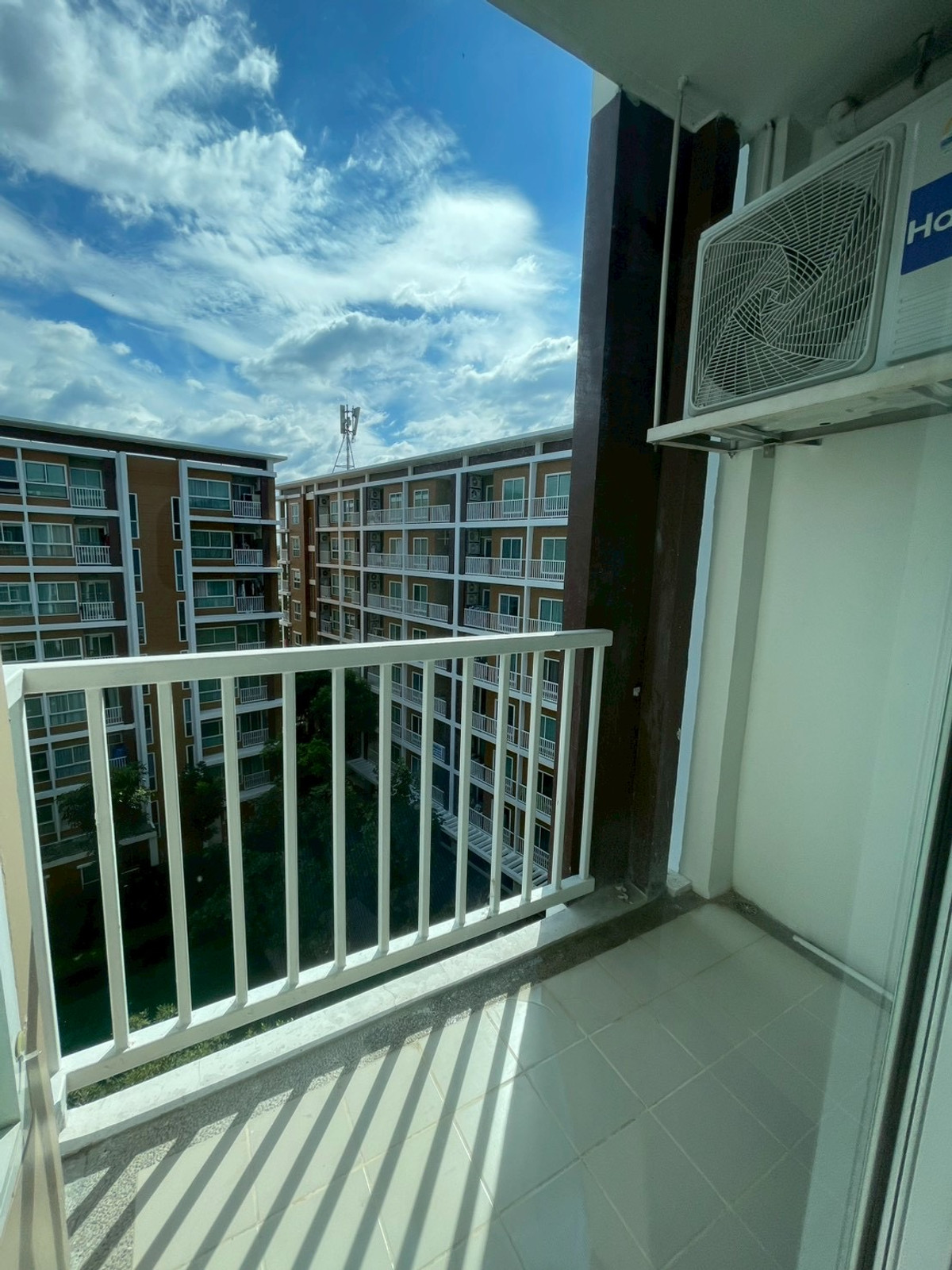 ขายคอนโดเลียบทางด่วนรามอินทรา : WE Condo Ekkamai - Ramindra / Studio (FOR SALE), วี คอนโด เอกมัย - รามอินทรา / สตูดิโอ (ขาย) AMP004